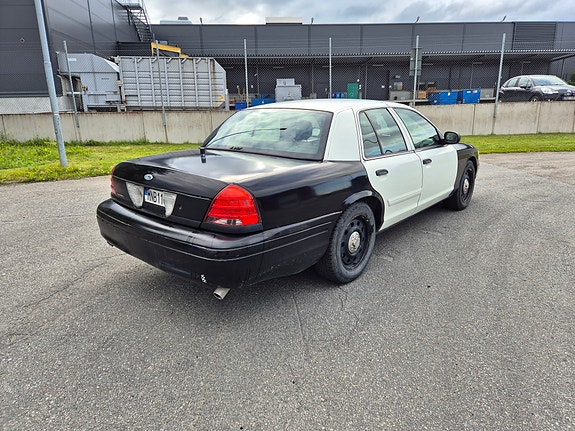 Ford Crown Victoria 2 of 4