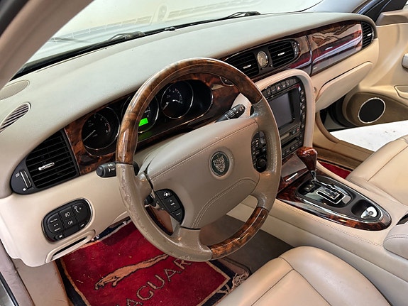 Jaguar XJ 12 of 20