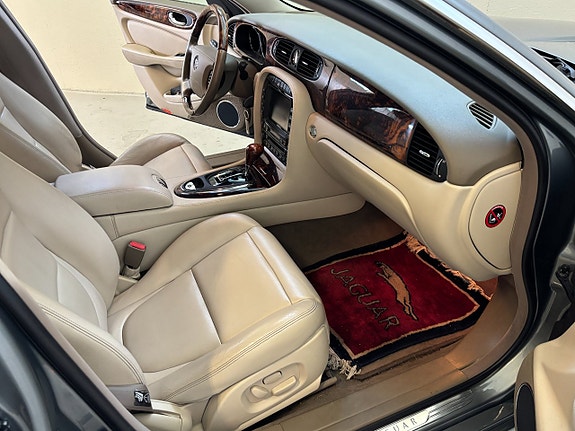 Jaguar XJ 14 of 20