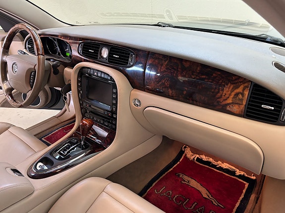 Jaguar XJ 15 of 20