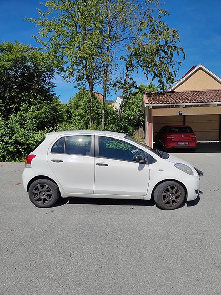Toyota Yaris 2 of 9