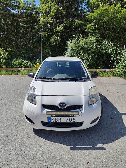 Toyota Yaris 4 of 9