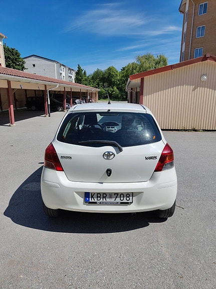 Toyota Yaris 3 of 9
