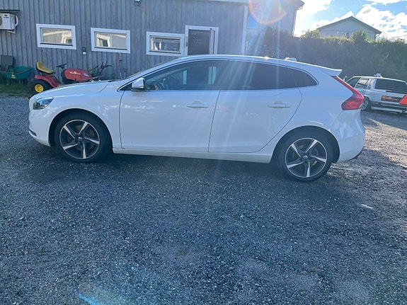 Volvo V40 2 of 4