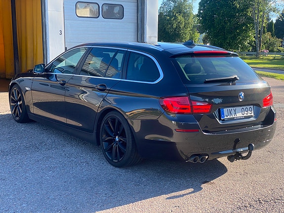 BMW 520d 2 of 5