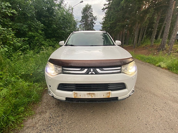 Mitsubishi Outlander 2 of 5