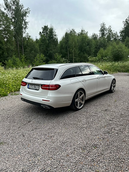 Mercedes-Benz E200 4 of 5