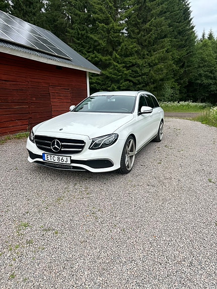 Mercedes-Benz E200 2 of 5