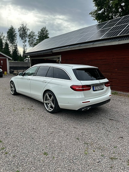 Mercedes-Benz E200 3 of 5