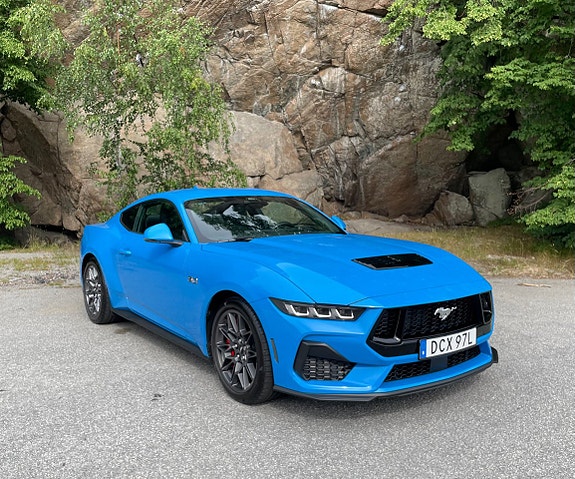 Ford Mustang 2 of 5