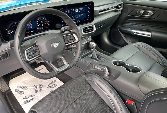 Ford Mustang 8 of 12