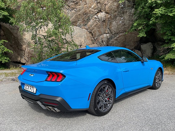 Ford Mustang 4 of 5