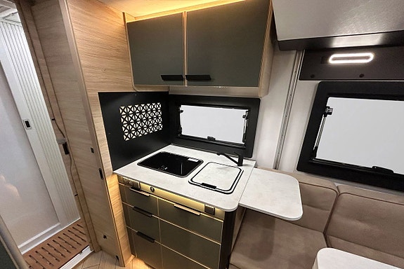 CHALLENGER X150 OPEN EDITION # AUTOMAT # ADAPTIV FARTHÅLLARE # 599cm lång # DIESELVÄRMARE - STOR SITTGRUPP 16 of 30