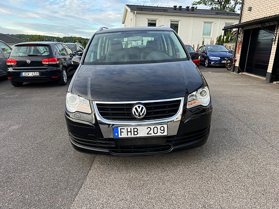 Volkswagen Touran 3 of 5