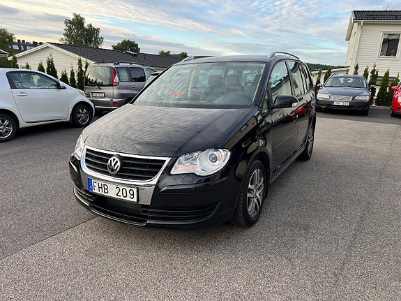 Volkswagen Touran 4 of 5
