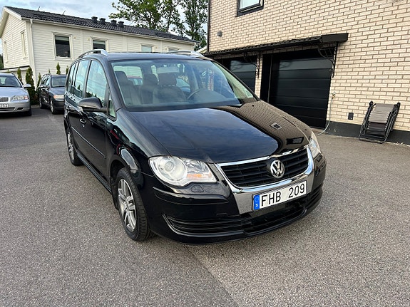 Volkswagen Touran 2 of 2