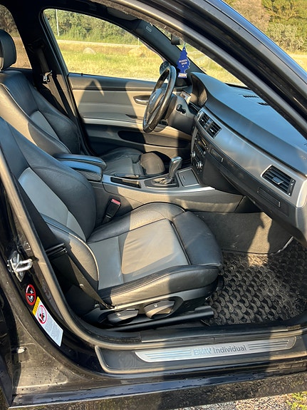 BMW 320d 2 of 5