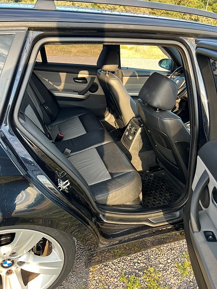 BMW 320d 3 of 5