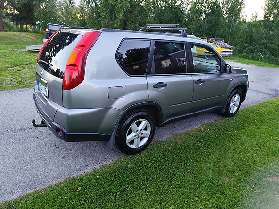 Nissan X-Trail 2 of 4