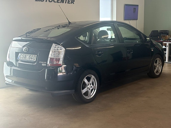 Toyota Prius 3 of 4
