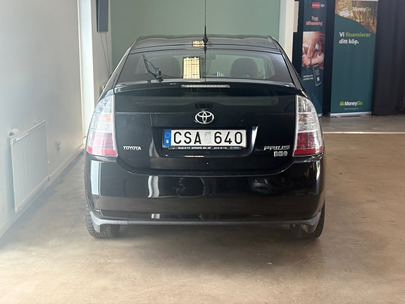 Toyota Prius 4 of 4
