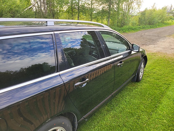 Volvo V70 2 of 5