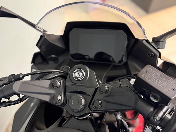 Suzuki GSX-8R 8 of 8