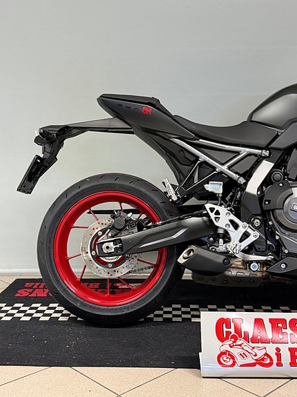 Suzuki GSX-8R 4 of 5