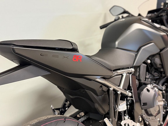 Suzuki GSX-8R 7 of 8