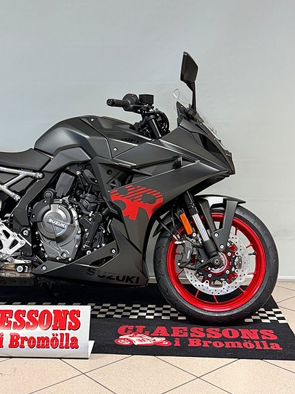 Suzuki GSX-8R 3 of 5
