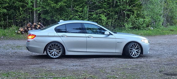 BMW 523i 2 of 5