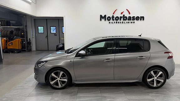 Peugeot 308 2 of 5