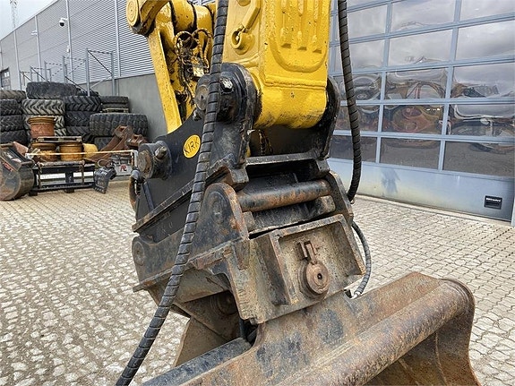 Komatsu PC240LCD-11 11 of 12