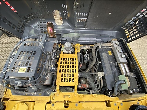 Komatsu PC240LCD-11 8 of 12