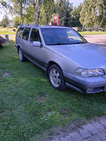 Volvo XC70 2 of 3