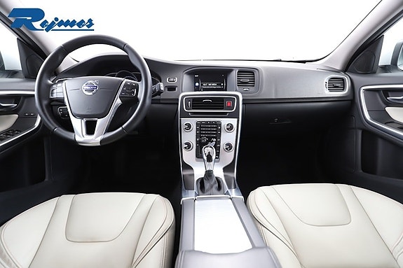 Volvo V60 2 of 5