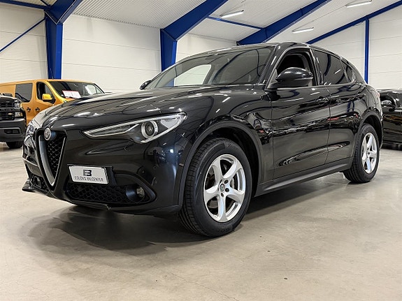 Alfa Romeo Stelvio 2 of 5