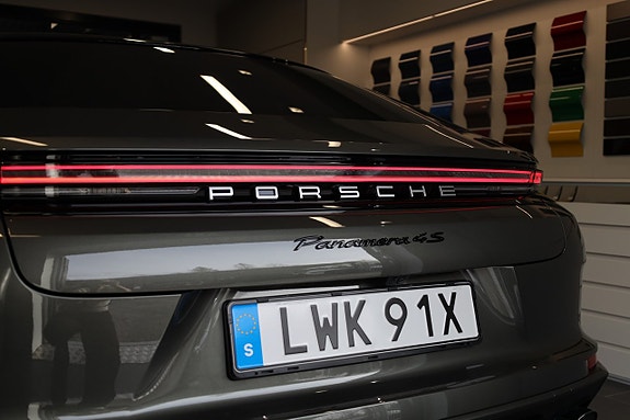 Porsche Panamera 4S 10 of 28