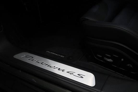 Porsche Panamera 4S 16 of 28