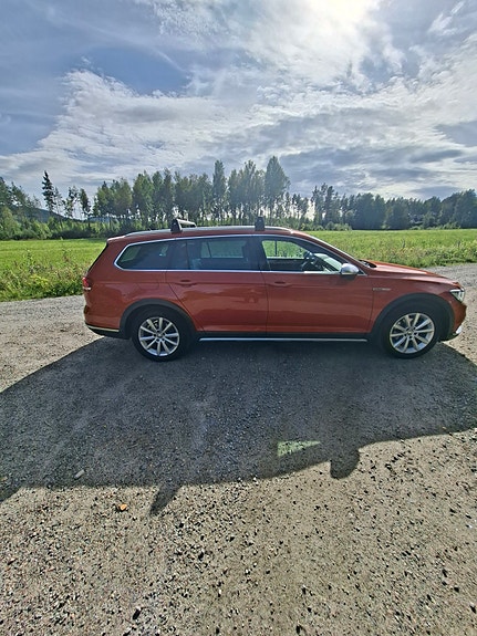 Volkswagen Passat Alltrack 2 of 10