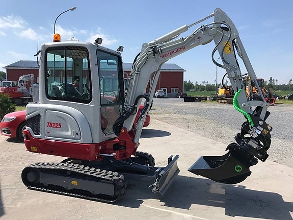 Takeuchi TB 225 4 of 5