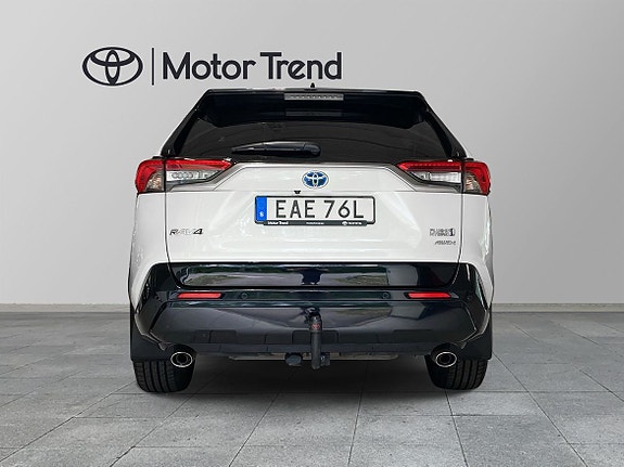 Toyota RAV4 Plug-in Hybrid 4 of 5