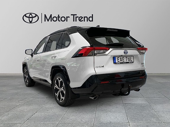 Toyota RAV4 Plug-in Hybrid 2 of 5
