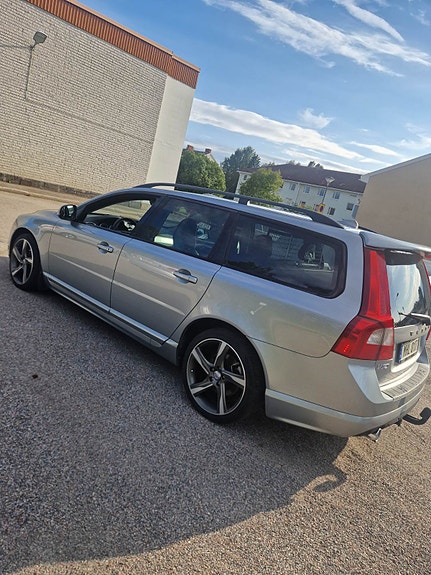 Volvo V70 2 of 5