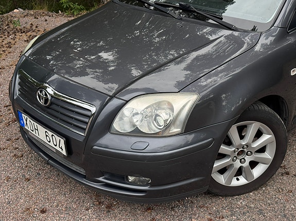 Toyota Avensis 2 of 5
