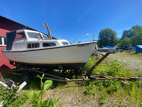 Gullholmensnipan, varvsöverbyggd med inombords  motor med trailer 7 of 7