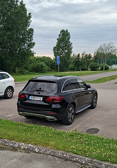 Mercedes-Benz GLC220 d 2 of 5