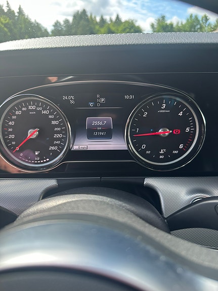Mercedes-Benz E220 d 3 of 5