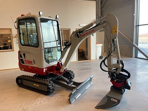 Takeuchi TB 320 2 of 4