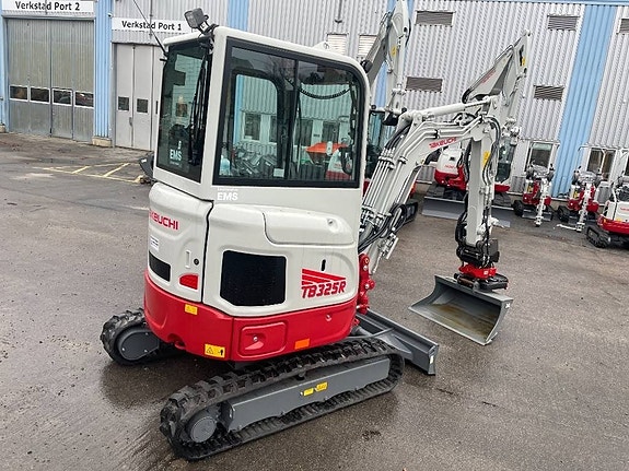 Takeuchi TB 325 R 3 of 5